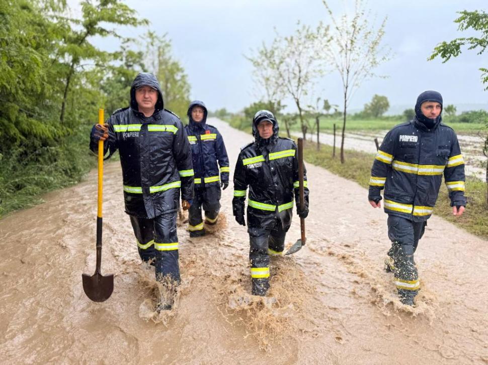 Cele mai impresionante imagini de la intervenția pompierilor pentru salvarea oamenilor și animalelor din calea apelor 976009