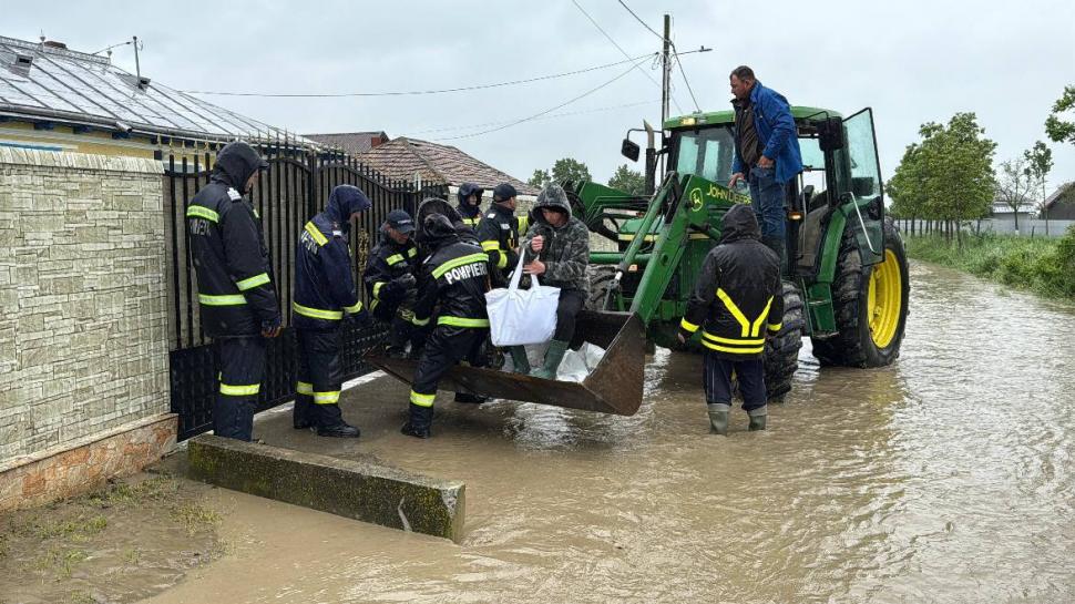 Cele mai impresionante imagini de la intervenția pompierilor pentru salvarea oamenilor și animalelor din calea apelor 976010