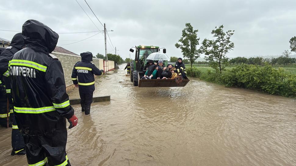 Cele mai impresionante imagini de la intervenția pompierilor pentru salvarea oamenilor și animalelor din calea apelor 976011