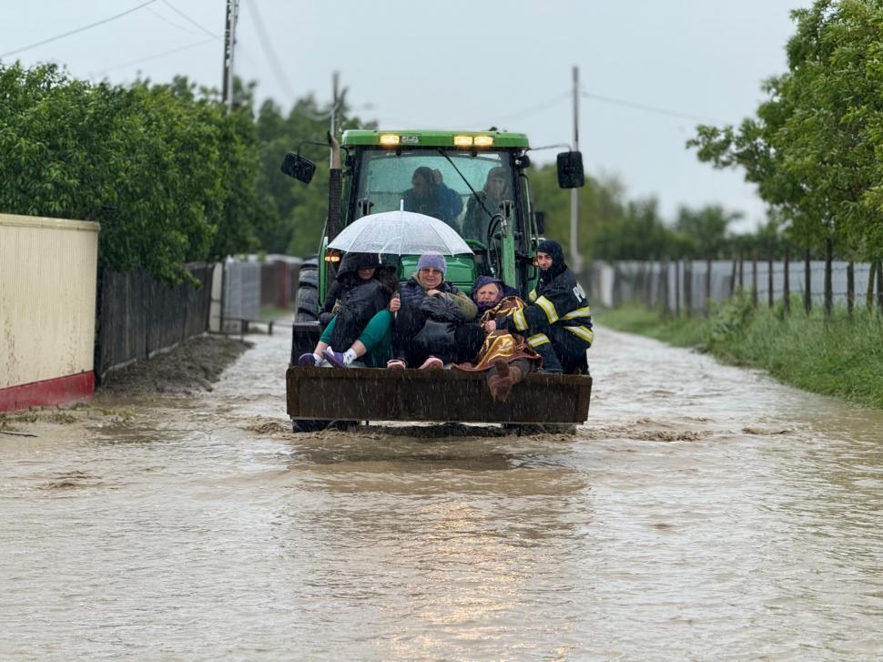 Cele mai impresionante imagini de la intervenția pompierilor pentru salvarea oamenilor și animalelor din calea apelor 976012