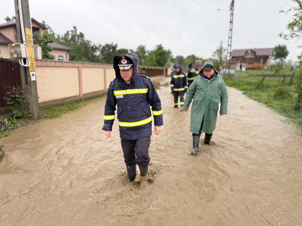 Cele mai impresionante imagini de la intervenția pompierilor pentru salvarea oamenilor și animalelor din calea apelor 976013