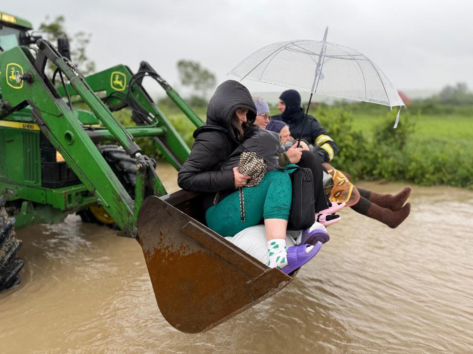 Cele mai impresionante imagini de la intervenția pompierilor pentru salvarea oamenilor și animalelor din calea apelor 976014