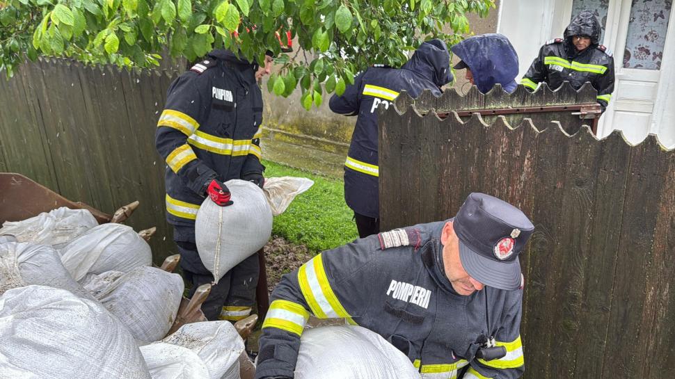 Cele mai impresionante imagini de la intervenția pompierilor pentru salvarea oamenilor și animalelor din calea apelor 976015