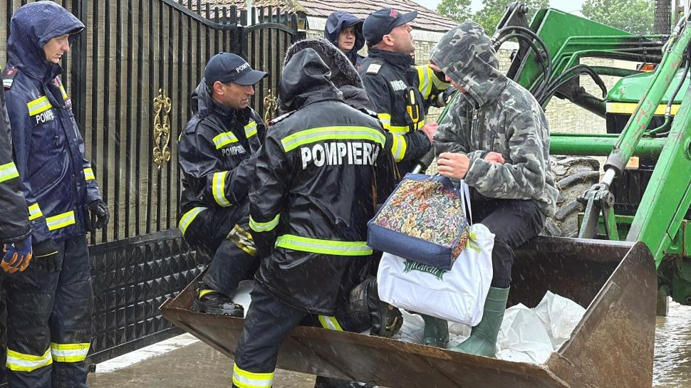 Cele mai impresionante imagini de la intervenția pompierilor pentru salvarea oamenilor și animalelor din calea apelor 976016