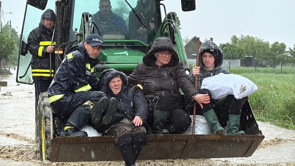 Cele mai impresionante imagini de la intervenția pompierilor pentru salvarea oamenilor și animalelor din calea apelor 976017