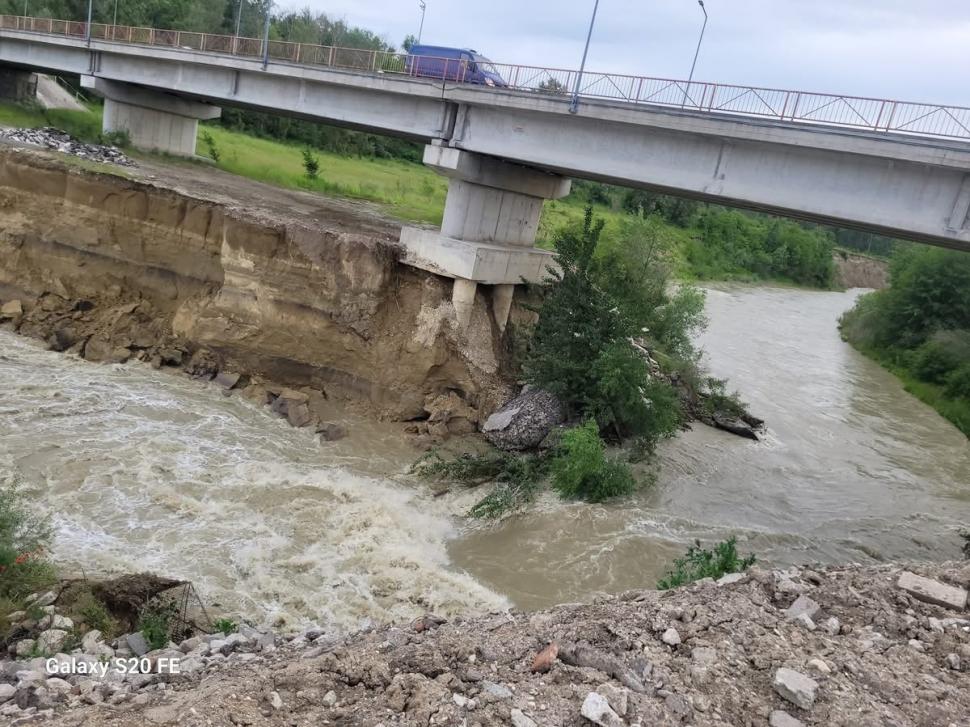 Cele mai impresionante imagini de la intervenția pompierilor pentru salvarea oamenilor și animalelor din calea apelor 976018