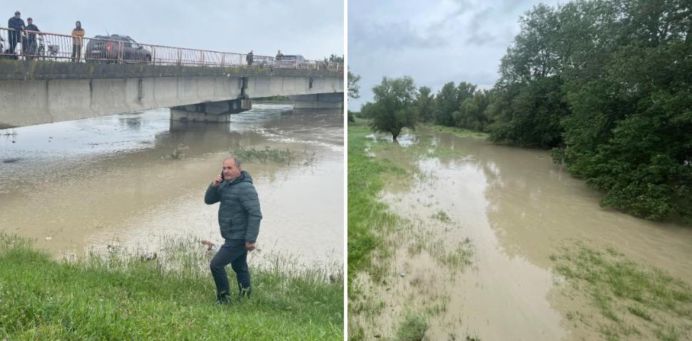 Pericol de viitură pe râul Siret. Sunt instalate baraje metalice pentru a opri apa. Localități din Vrancea sunt amenințate de inundaţii 976115