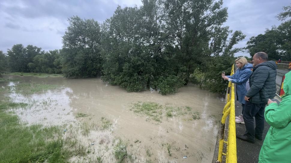 Pericol de viitură pe râul Siret. Sunt instalate baraje metalice pentru a opri apa. Localități din Vrancea sunt amenințate de inundaţii 976117