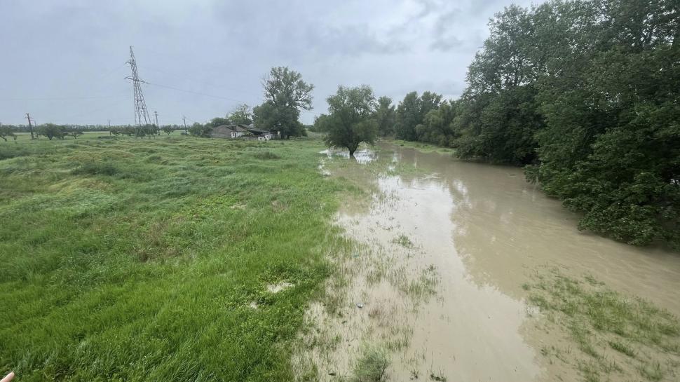 Pericol de viitură pe râul Siret. Sunt instalate baraje metalice pentru a opri apa. Localități din Vrancea sunt amenințate de inundaţii 976118