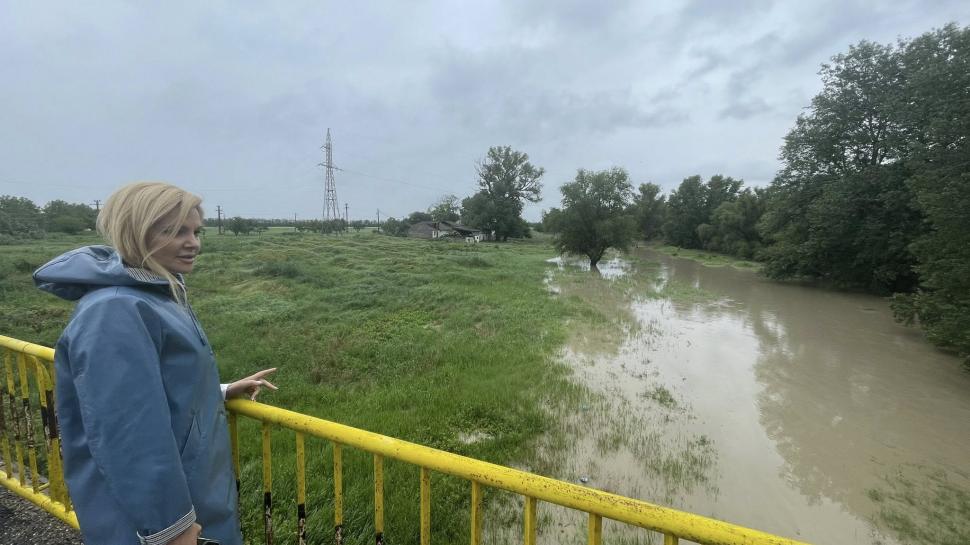 Pericol de viitură pe râul Siret. Sunt instalate baraje metalice pentru a opri apa. Localități din Vrancea sunt amenințate de inundaţii 976119