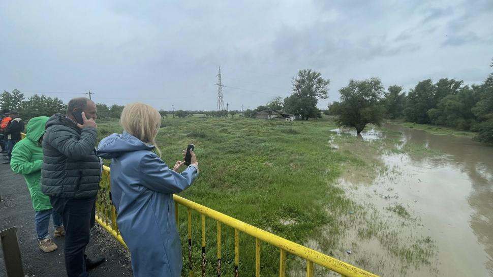 Pericol de viitură pe râul Siret. Sunt instalate baraje metalice pentru a opri apa. Localități din Vrancea sunt amenințate de inundaţii 976120