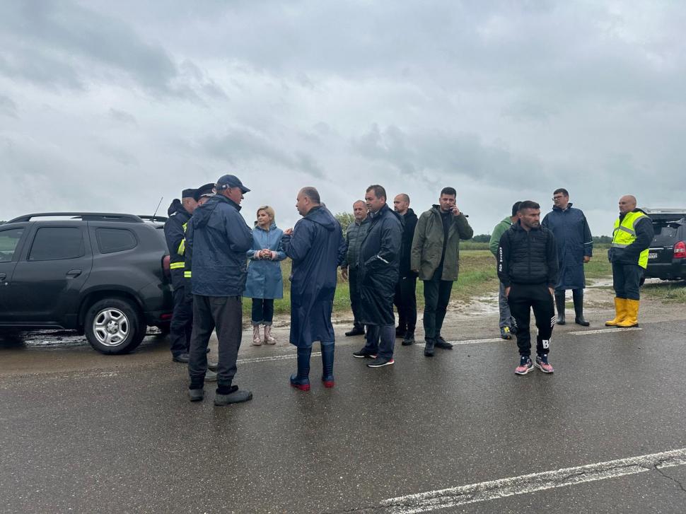 Pericol de viitură pe râul Siret. Sunt instalate baraje metalice pentru a opri apa. Localități din Vrancea sunt amenințate de inundaţii 976121