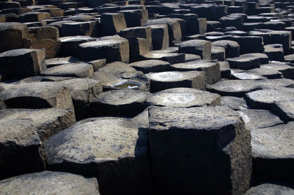 Unul dintre cele mai vizitate locuri din Irlanda de Nord se distruge din cauza unei tradiții. Turiștii sunt rugați să înceteze 976098