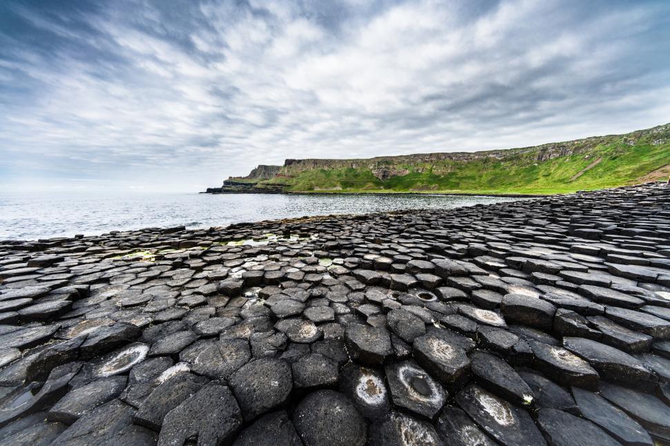 Unul dintre cele mai vizitate locuri din Irlanda de Nord se distruge din cauza unei tradiții. Turiștii sunt rugați să înceteze 976100