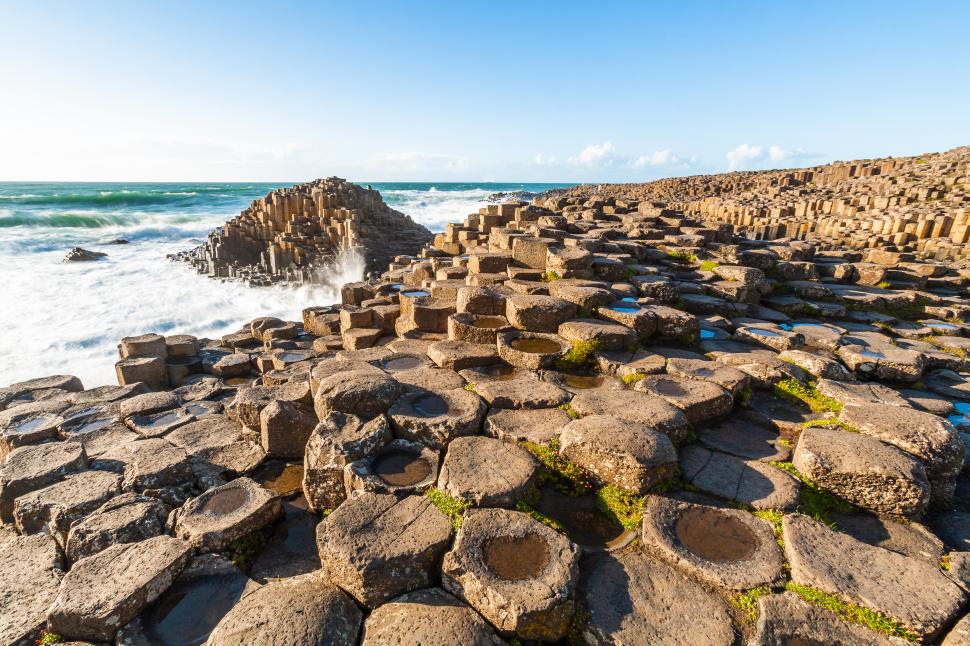 Unul dintre cele mai vizitate locuri din Irlanda de Nord se distruge din cauza unei tradiții. Turiștii sunt rugați să înceteze 976104