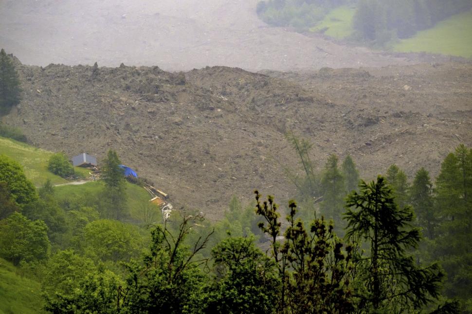O avalanşă de gheaţă, noroi şi pietre a îngropat un sat din Elveţia 976271