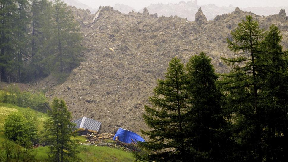 O avalanşă de gheaţă, noroi şi pietre a îngropat un sat din Elveţia 976278