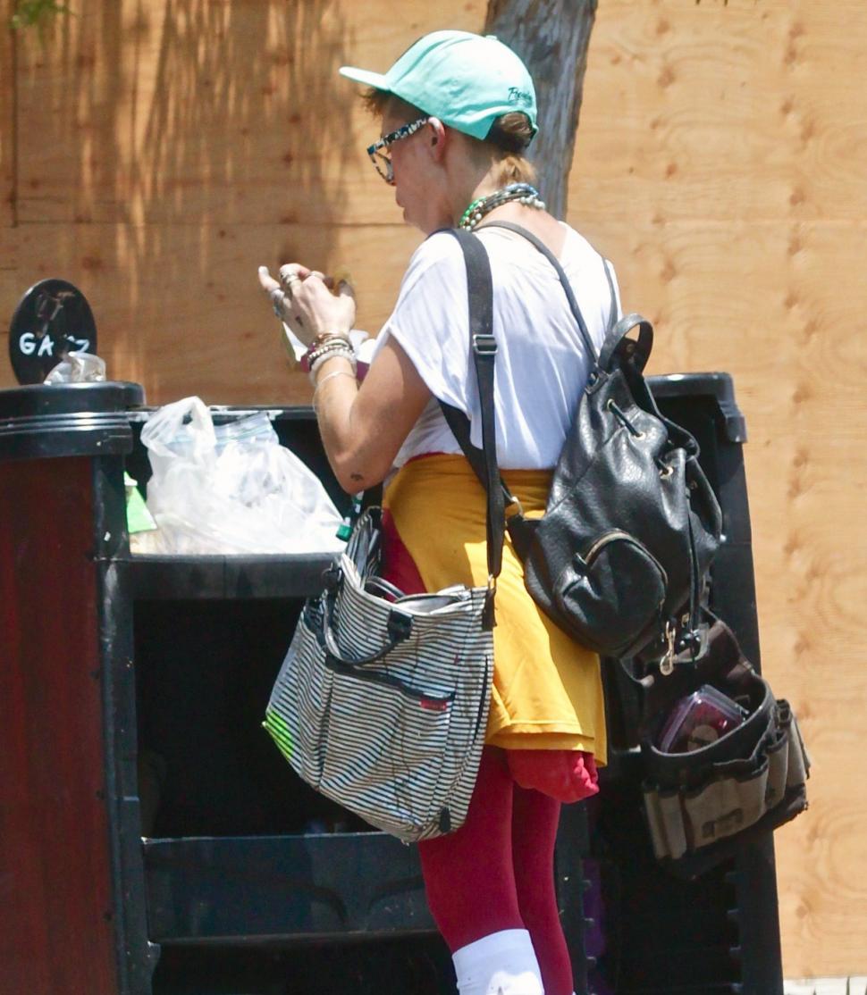 A fost model de succes și soția unui star din Baywatch, dar a ajuns să trăiască pe străzi și să mănânce din gunoaie 976362