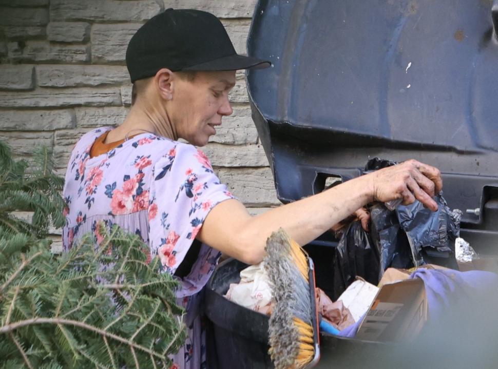 A fost model de succes și soția unui star din Baywatch, dar a ajuns să trăiască pe străzi și să mănânce din gunoaie 976363