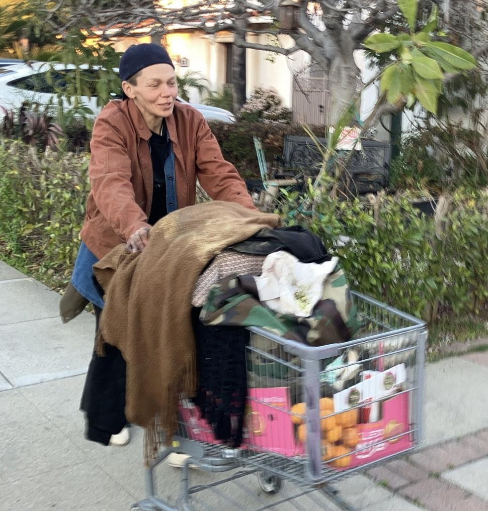 A fost model de succes și soția unui star din Baywatch, dar a ajuns să trăiască pe străzi și să mănânce din gunoaie 976364