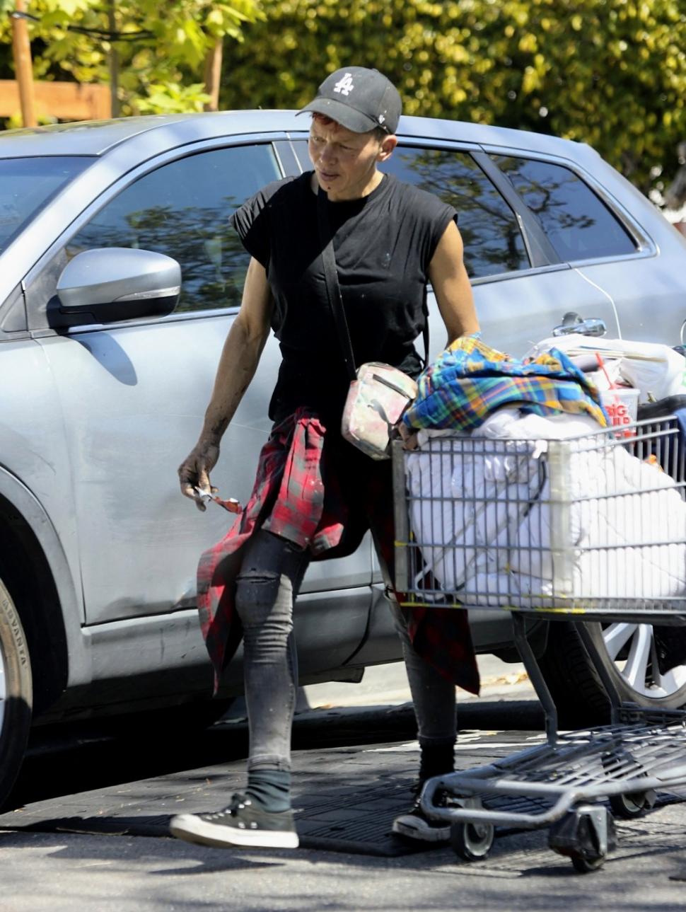 A fost model de succes și soția unui star din Baywatch, dar a ajuns să trăiască pe străzi și să mănânce din gunoaie 976367