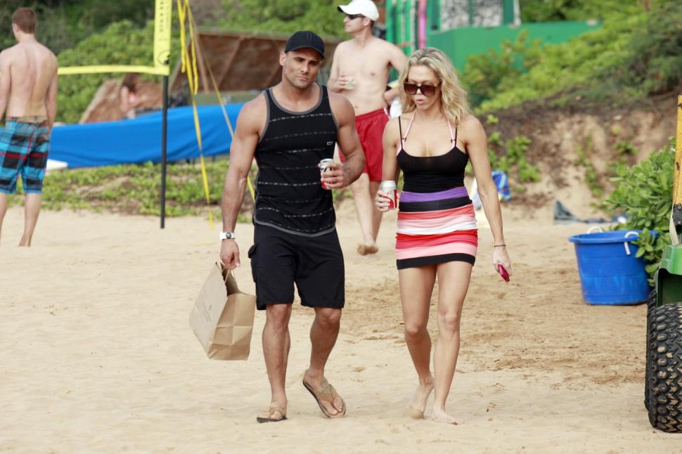 A fost model de succes și soția unui star din Baywatch, dar a ajuns să trăiască pe străzi și să mănânce din gunoaie 976369