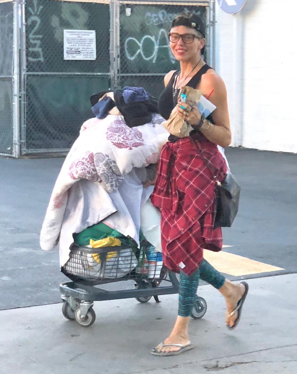 A fost model de succes și soția unui star din Baywatch, dar a ajuns să trăiască pe străzi și să mănânce din gunoaie 976371