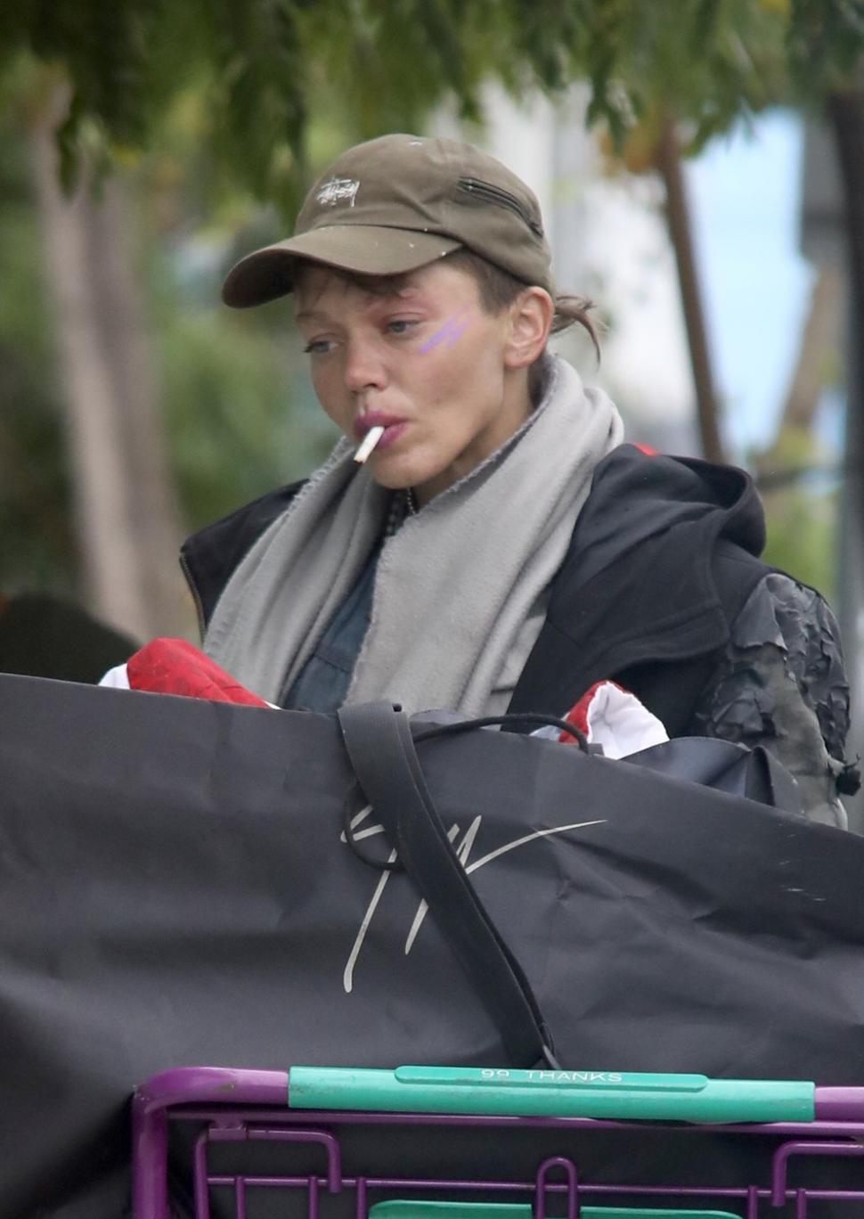 A fost model de succes și soția unui star din Baywatch, dar a ajuns să trăiască pe străzi și să mănânce din gunoaie 976372