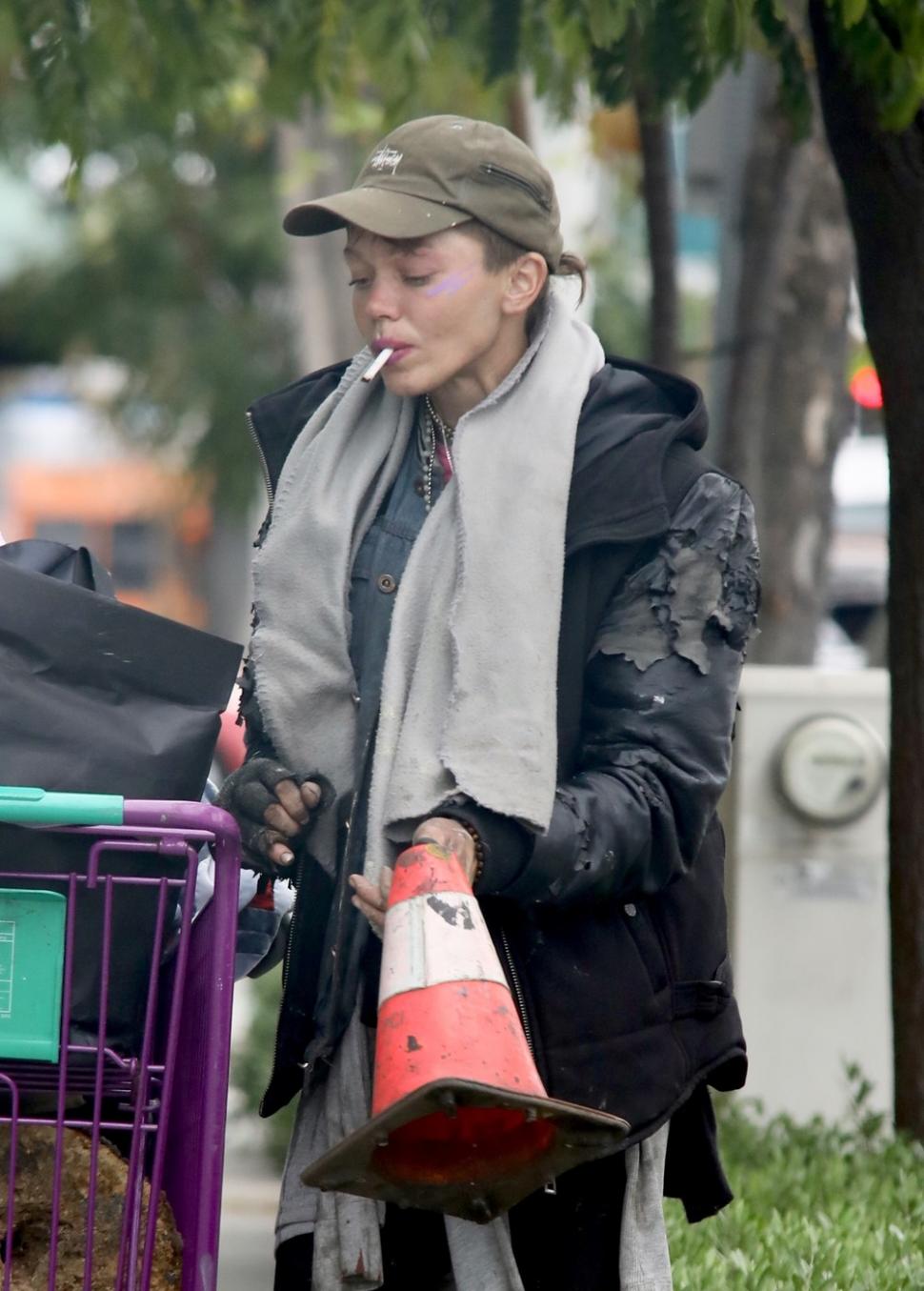 A fost model de succes și soția unui star din Baywatch, dar a ajuns să trăiască pe străzi și să mănânce din gunoaie 976373