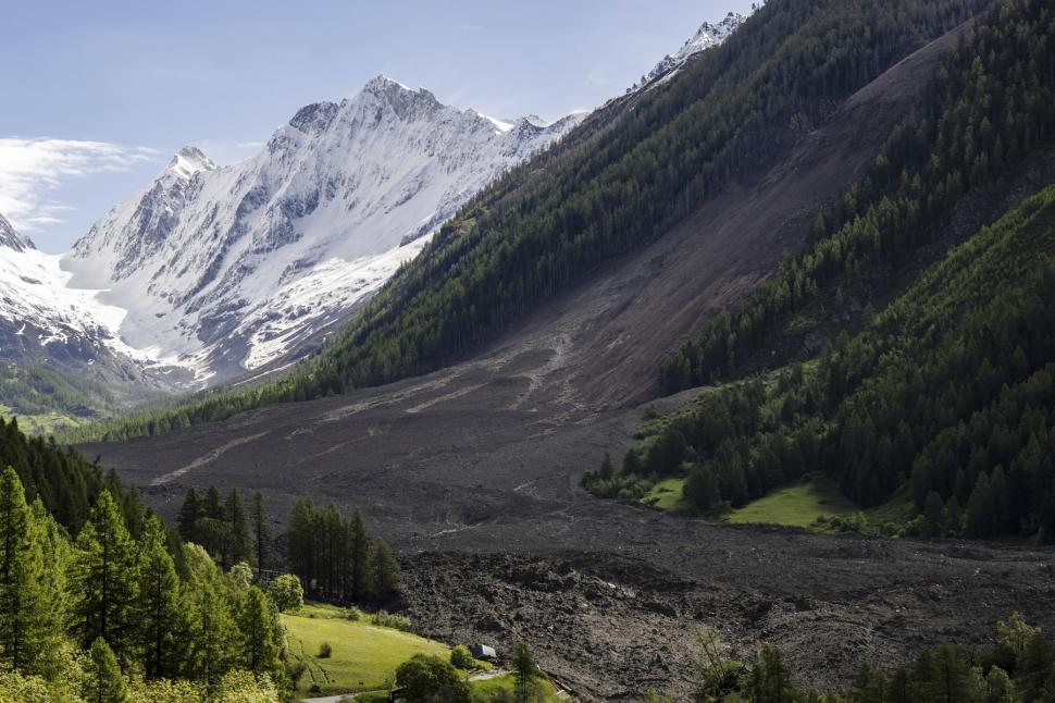 Imagini incredibile cu satul înghițit de o avalanșă de noroi, după ce un ghețar uriaș s-a rupt  976407