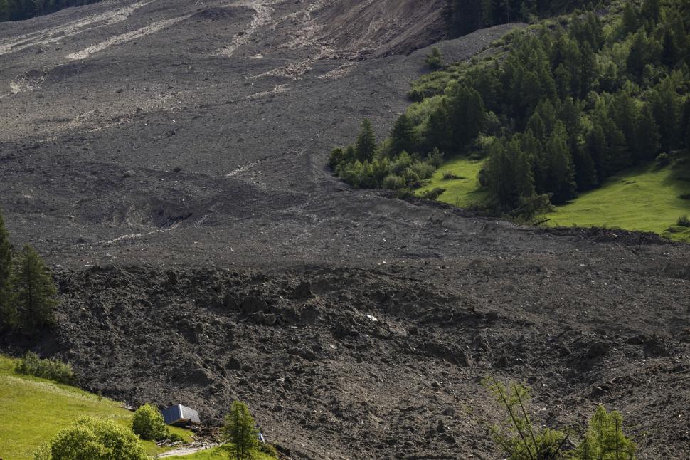 Imagini incredibile cu satul înghițit de o avalanșă de noroi, după ce un ghețar uriaș s-a rupt  976408