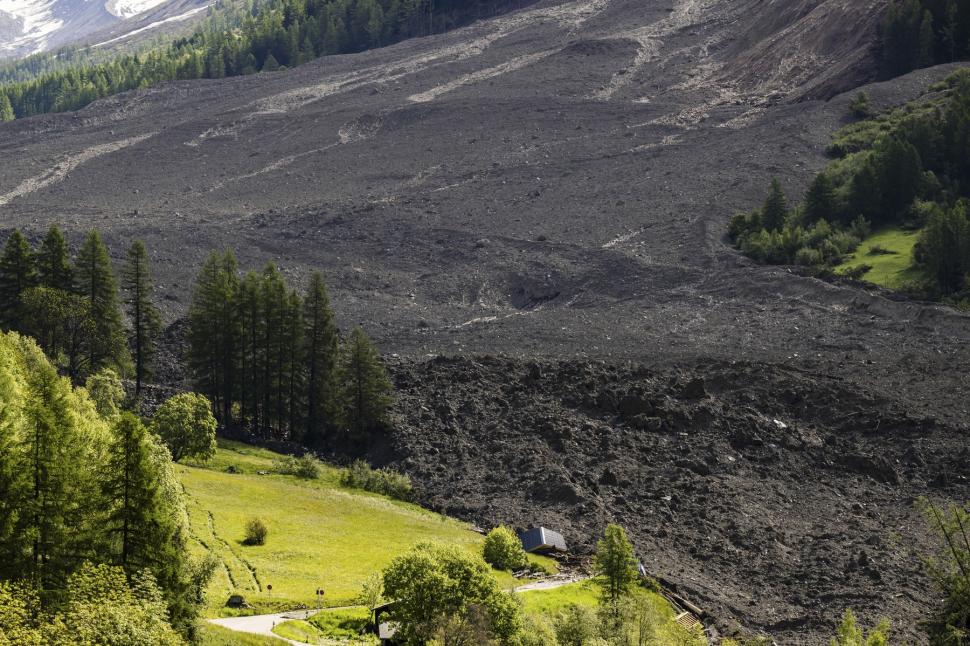 Imagini incredibile cu satul înghițit de o avalanșă de noroi, după ce un ghețar uriaș s-a rupt  976409