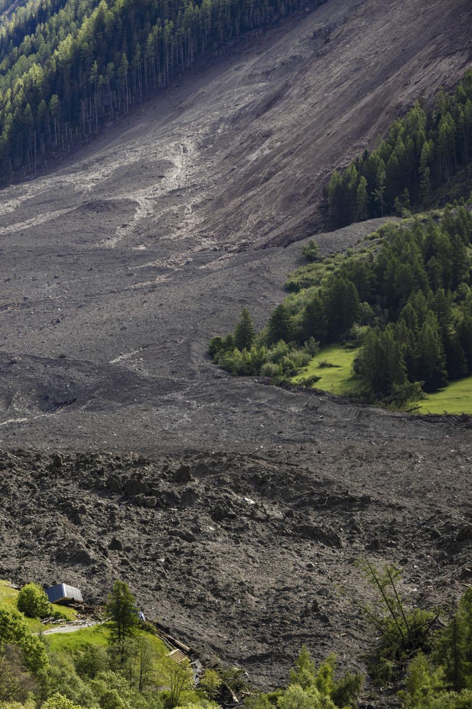 Imagini incredibile cu satul înghițit de o avalanșă de noroi, după ce un ghețar uriaș s-a rupt  976412