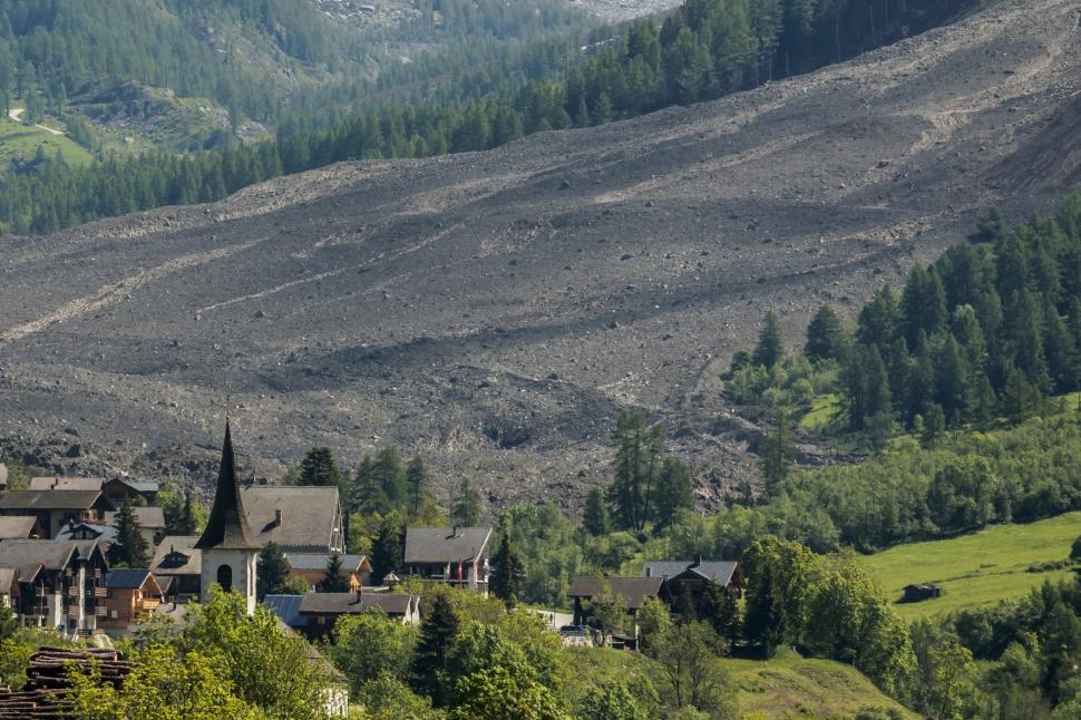 Imagini incredibile cu satul înghițit de o avalanșă de noroi, după ce un ghețar uriaș s-a rupt  976416