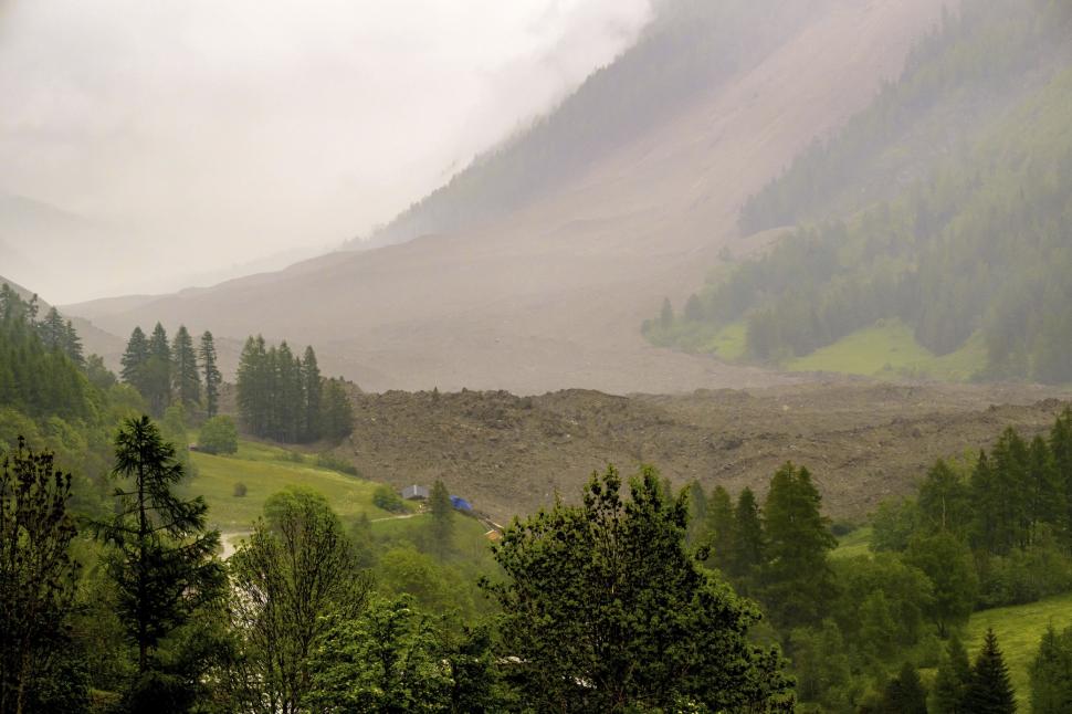 Imagini incredibile cu satul înghițit de o avalanșă de noroi, după ce un ghețar uriaș s-a rupt  976420