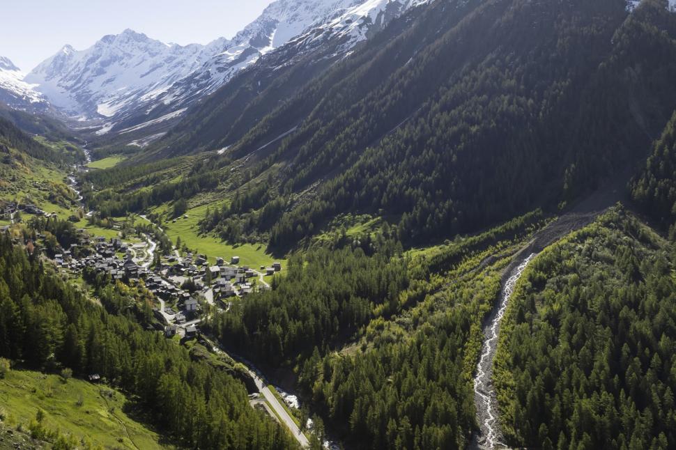 Imagini incredibile cu satul înghițit de o avalanșă de noroi, după ce un ghețar uriaș s-a rupt  976425