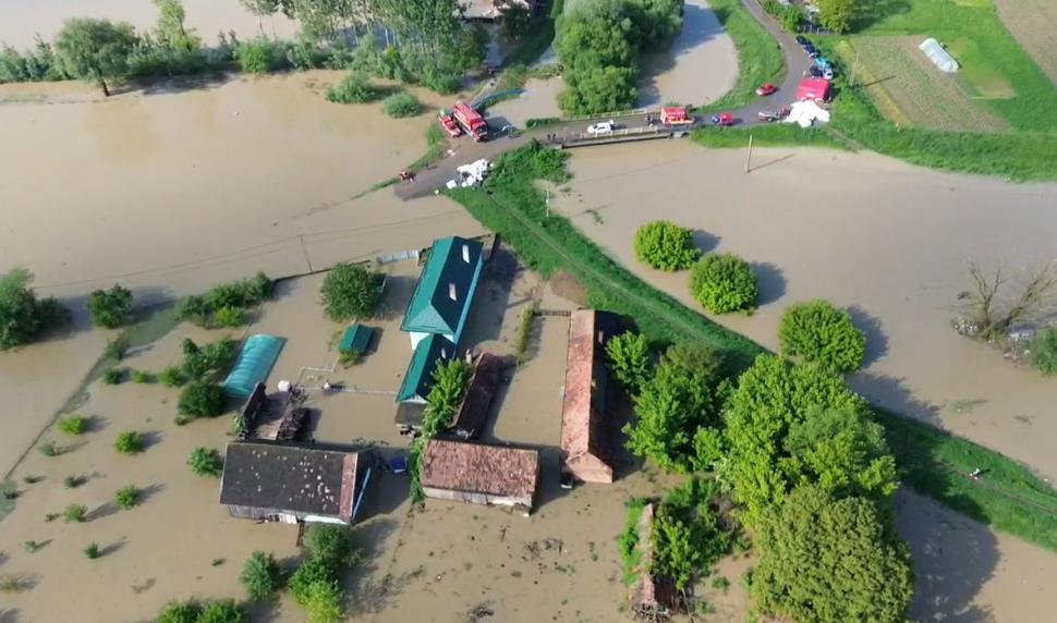 Imagini teribile din dronă cu localitatea Băcel unde totul a devenit o mare de apă și nu se mai vede nicio casă  976295