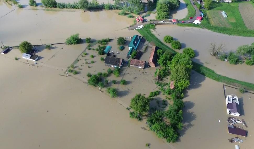 Imagini teribile din dronă cu localitatea Băcel unde totul a devenit o mare de apă și nu se mai vede nicio casă  976296