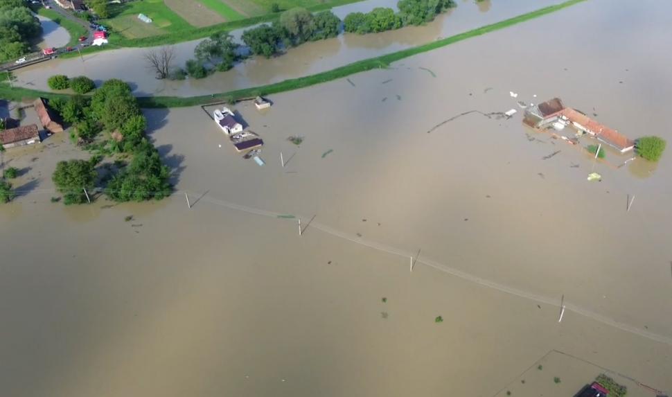 Imagini teribile din dronă cu localitatea Băcel unde totul a devenit o mare de apă și nu se mai vede nicio casă  976297