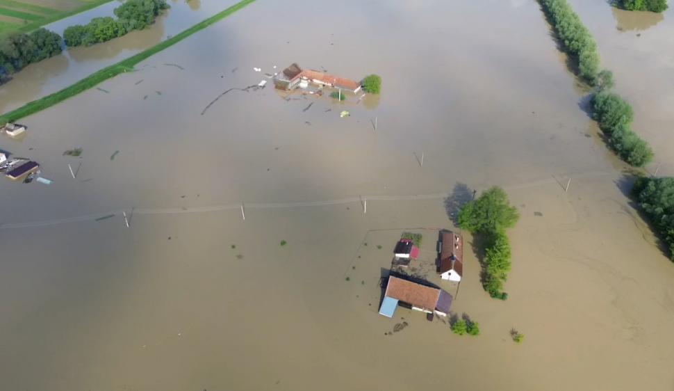 Imagini teribile din dronă cu localitatea Băcel unde totul a devenit o mare de apă și nu se mai vede nicio casă  976298