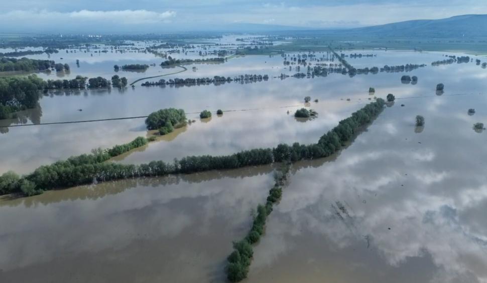 Imagini teribile din dronă cu localitatea Băcel unde totul a devenit o mare de apă și nu se mai vede nicio casă  976299