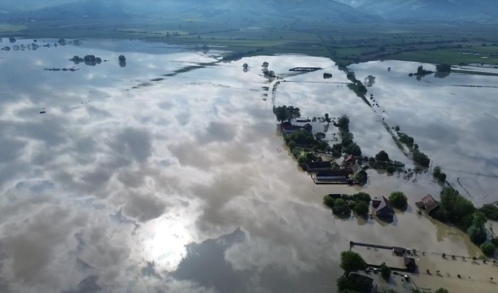 Imagini teribile din dronă cu localitatea Băcel unde totul a devenit o mare de apă și nu se mai vede nicio casă  976300