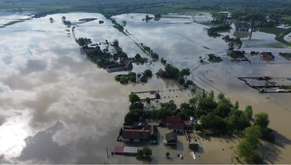 Imagini teribile din dronă cu localitatea Băcel unde totul a devenit o mare de apă și nu se mai vede nicio casă  976301