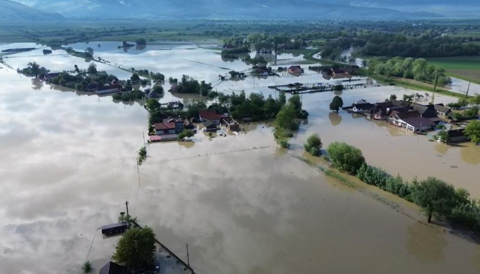 Imagini teribile din dronă cu localitatea Băcel unde totul a devenit o mare de apă și nu se mai vede nicio casă  976302