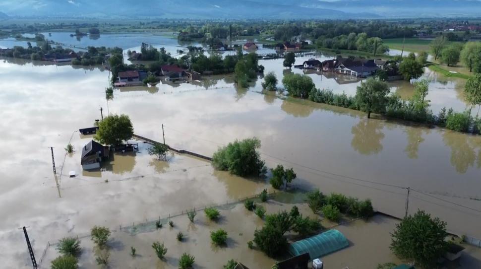 Imagini teribile din dronă cu localitatea Băcel unde totul a devenit o mare de apă și nu se mai vede nicio casă  976303