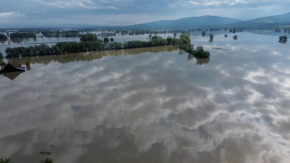 Imagini teribile din dronă cu localitatea Băcel unde totul a devenit o mare de apă și nu se mai vede nicio casă  976304