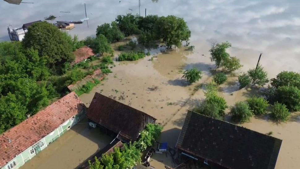 Imagini teribile din dronă cu localitatea Băcel unde totul a devenit o mare de apă și nu se mai vede nicio casă  976305