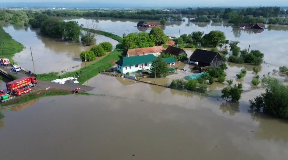 Imagini teribile din dronă cu localitatea Băcel unde totul a devenit o mare de apă și nu se mai vede nicio casă  976306