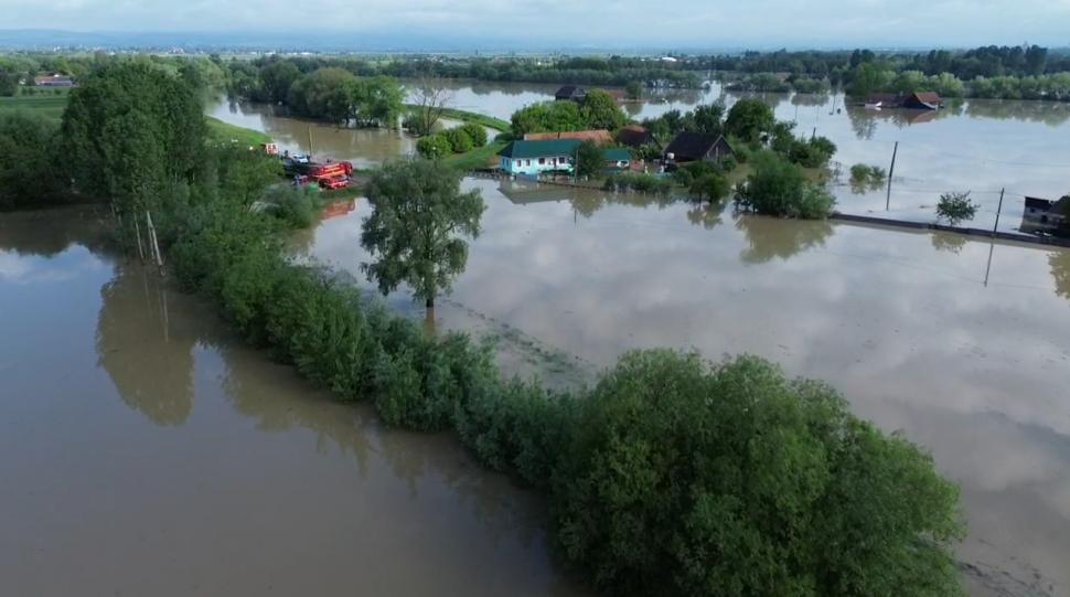 Imagini teribile din dronă cu localitatea Băcel unde totul a devenit o mare de apă și nu se mai vede nicio casă  976307