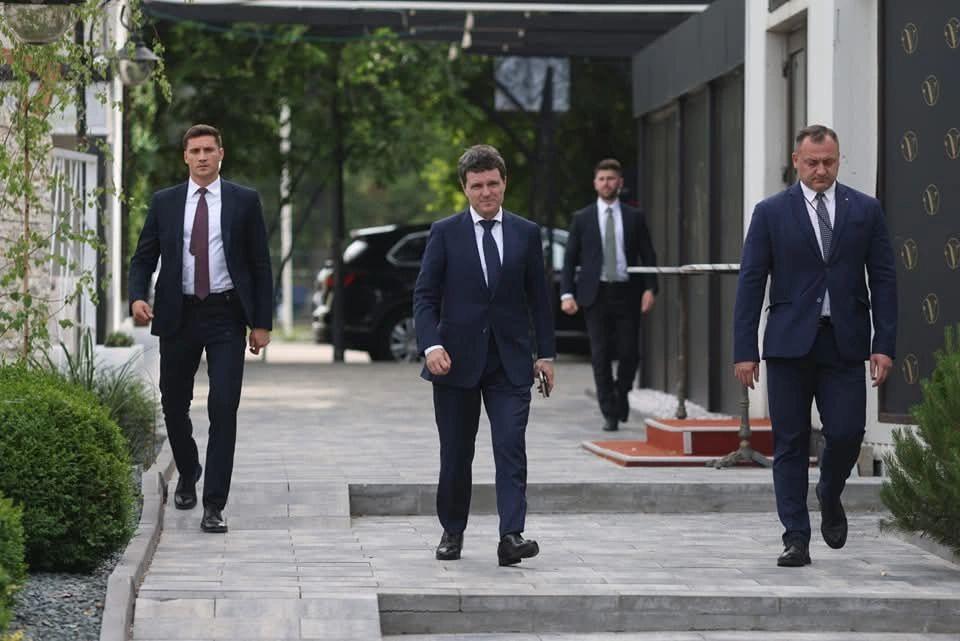 Obsesia rețelelor sociale pentru SPP-istul lui Nicușor Dan a atins un nou nivel. Acum, fanele i-au făcut o baladă 976330